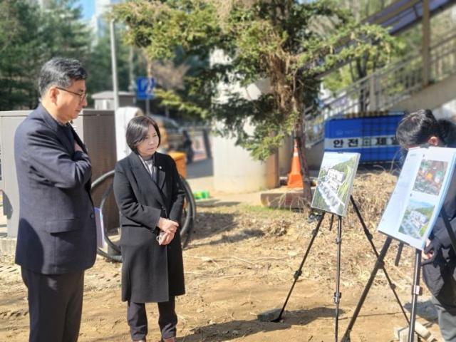 NSP통신-동백1동 행정복지센터 착공 첫날 공사 현장을 방문한 신현녀 용인시의원이 현장 관계자로부터 설명을 듣고 있다. (사진 = 신현녀 의원실)