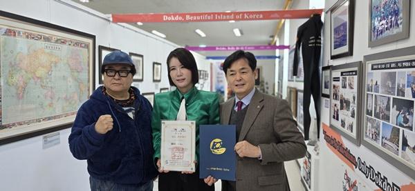 NSP통신-(왼쪽부터) 독도는 우리땅의 가수 정광태 교수, 트롯가수 풍금, 길종성 독도사랑회 중앙회장 (사진 = 독도사랑회)