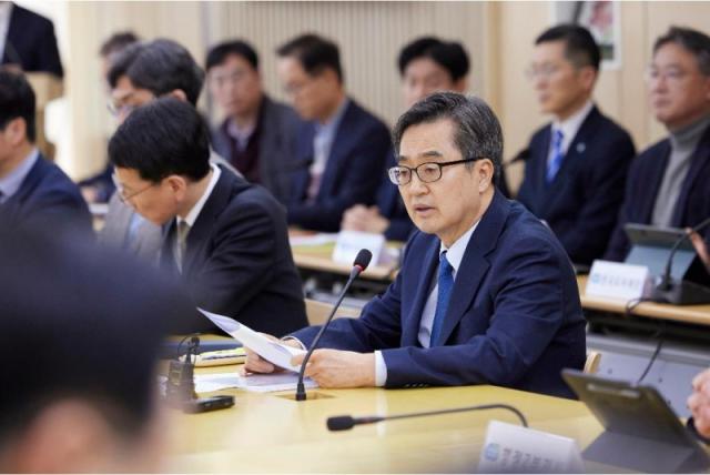NSP통신-17일 오후 경기도청 북부청사에서 열린 3월 도정열린회의 에서 김동연 경기도지사가 4대 현안 추진상황 보고 및 기타 현안 논의를 하고 있다. (사진 = 경기도)