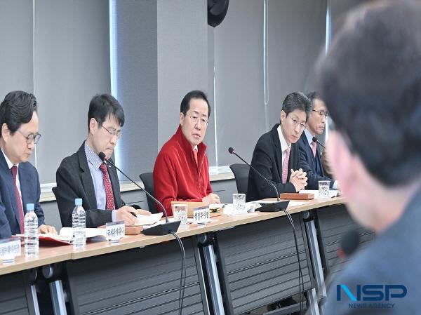 NSP통신-홍준표 대구광역시장은 17일 대구광역시청 산격청사 대회의실에서 간부회의를 주재했다. (사진 = 대구광역시)