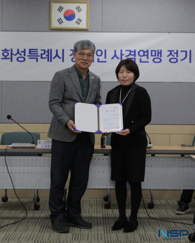 NSP통신-최병룡 화성특례시 장애인사격연맹 회장(왼쪽)이 최미숙 신임 이사에게 위촉장을 전달하고 기념촬영 하는 모습. (사진 = 김종식 기자)