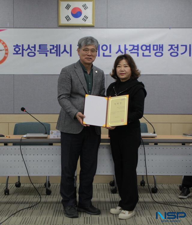 NSP통신-최병룡 화성특례시 장애인사격연맹 회장(왼쪽)이 최진숙 부회장에게 임명장을 수여하고 기념촬영 하는 모습. (사진 = 김종식 기자)