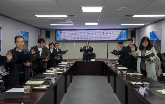 NSP통신-안성시의회 의원 및 사무과 공직자들이 청렴 실천을 다짐하는 청렴선서식을 하고 있다. (사진 = 안성시의회)
