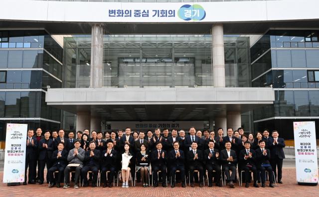 NSP통신-오후석 경기도 행정2부지사 퇴임 축하 기념촬영 모습. (사진 = 경기도)
