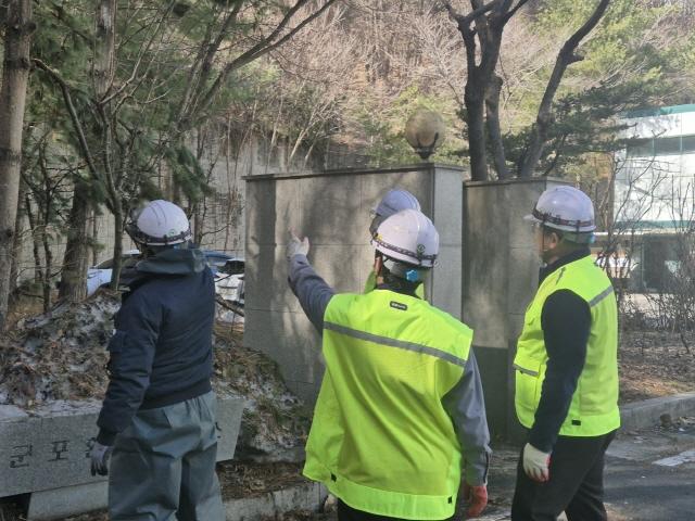 NSP통신-해빙기 안전점검 모습. (사진 = 군포도시공사)