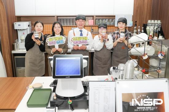 NSP통신-정인화 광양시장과 드림카페 커뮤니티센터점 직원들 기념 찰영 (사진 = 광양시청)