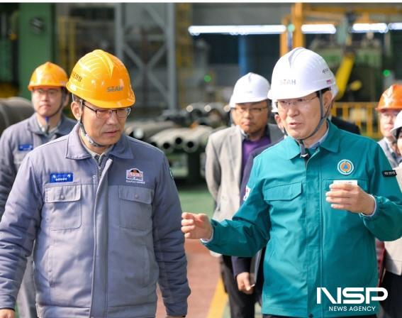 NSP통신-노관규 순천시장이 율촌산단에 위치한 세아제강 기업을 방문해 애로사항 등을 청취하고 있다(좌측 세아제강 류청 공장장) (사진 = 순천시)
