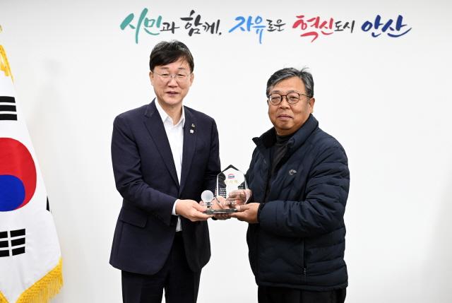 NSP통신-17일 이민근 안산시장(왼쪽)이 안산시야구소프트볼협회로부터 감사패를 전달받은 가운데 기념촬영을 하고 있다. (사진 = 안산시)