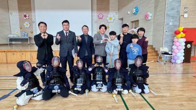 NSP통신-폐교 위기에 놓인 경기 하남 산곡초등학교 활성화 방안을 위한 정담회 참석자들이 기념촬영을 하고 있다. (사진 = 윤태길 의원실)