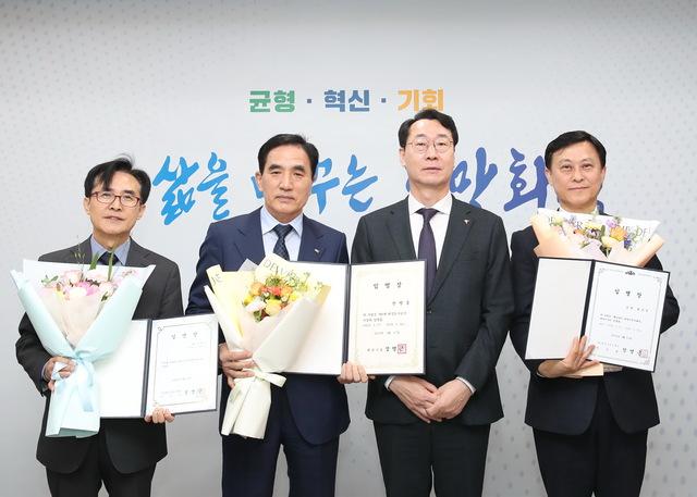 NSP통신-18일 전병선 화성산업진흥원장(왼쪽부터), 한병홍 화성도시공사 사장, 정명근 화성시장, 황운성 화성복지재단 대표가 기념촬영을 하고 있다. (사진 = 화성시)