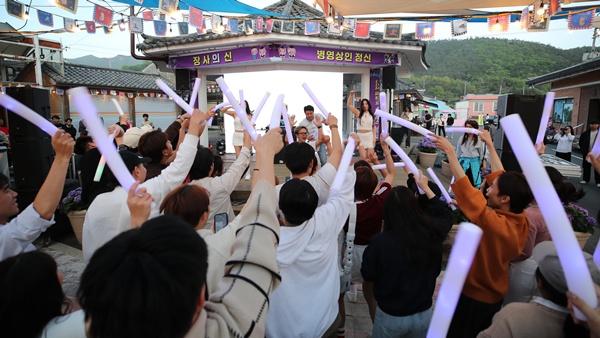 NSP통신-지난해 강진 불금불파에 참여한 관광객들이 여흥을 즐기고 있다. (사진 = 강진군)
