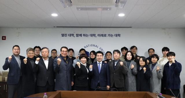 NSP통신-17일 한경국립대학교 안성캠퍼스에서 제2대 총장 선출을 위한 제1차 총장임용추천위원회 회의가 진행됐다. 사진은 회의 후 참석자들의 기념촬영 모습. (사진 = 한경국립대학교)