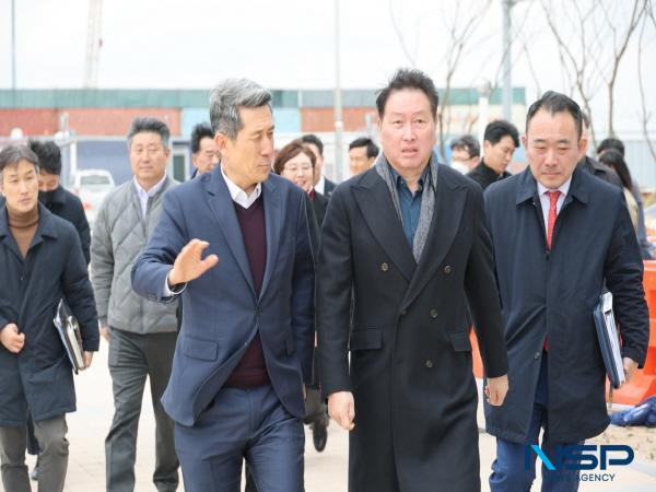 NSP통신-이강덕 포항시장이 최태원 대한상의 회장과 영일만항을 둘러보고 있다. (사진 = 포항시)