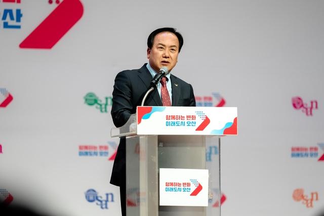NSP통신-17일 이권재 오산시장이 주민설명회에서 발언을 하는 모습. (사진 = 오산시)