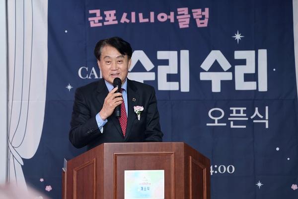 NSP통신-18일 하은호 군포시장이 카페 수리수리 3호점을 오픈을 축하해 주는 모습. (사진 = 군포시)