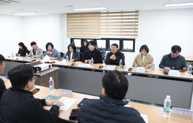NSP통신-18일 시흥시의회 교육복지위원회가 월곶에코피아를 대상으로 현장 방문한 가운데 반려동물 문화센터 조성 관련 의견을 나누고 있다. (사진 = 시흥시의회)