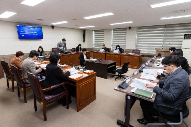 NSP통신-18일 의회 제4상임위원회 회의실에서 열린 제295회 임시회 폐회중 의회운영위원회 모습. (사진 = 안산시의회)