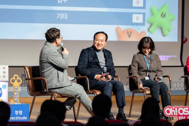 NSP통신-18일 이권재 오산시장(가운데)과 공직자들이 청렴 토크콘서트에서 대화를 하는 모습. (사진 = 오산시)