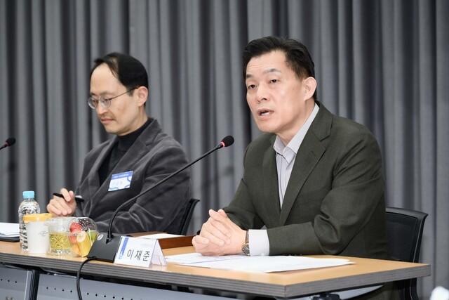 NSP통신-18일 이재준 수원시장(오른쪽)이 자치분권협의회 정례회의에서 발언을 하는 모습. (사진 = 수원시)