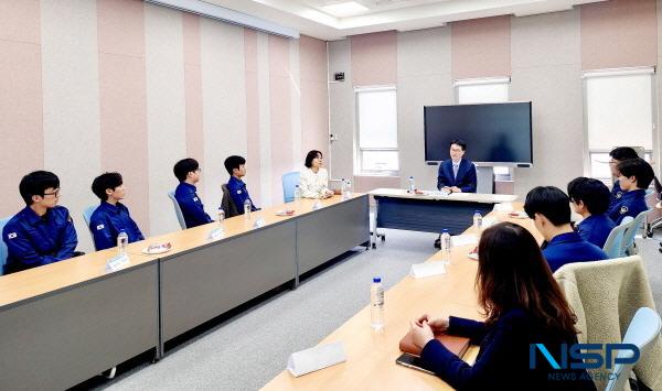 NSP통신-오경준 대구경북지방병무청장은 19일 경북지방합동청사를 방문해 사회복무요원이 근무 중인 경북선관위 김재훈 사무처장과 경북북부보훈지청 이홍균 지청장을 만나 환담하고 사회복무요원들을 격려했다. (사진 = 대구경북지방병무청)
