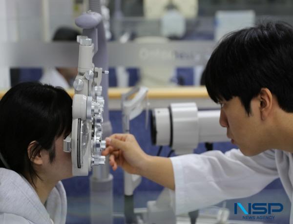 NSP통신-대구가톨릭대학교 산학협력단은 대구테크노파크와 함께 산업통상자원부에서 추진하는 첨단 기능성 소재 기반 시기능 보조기기 산업육성 2단계 사업에 최종 선정됐다. 안경광학과 시과학센터에서 학생들이 실습을 하고 있는 모습 (사진 = 대구가톨릭대학교)