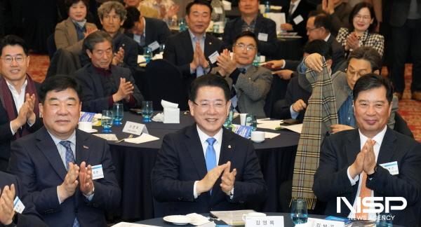 NSP통신-김영록 전라남도지사가 19일 광주 무등파크호텔에서 열린 한국산학협동연구원 제263회 산학협동포럼에서 더 위대한 전라남도를 향한 힘찬 도약이란 주제로 강연을 마친 뒤 참석자들과 기념촬영을 하고 있다. (사진 = 전남도)