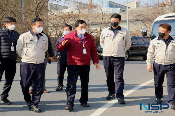 NSP통신-주낙영 시장이 경주지역 한 기업체 현장을 방문하고 있다. (사진 = 경주시)