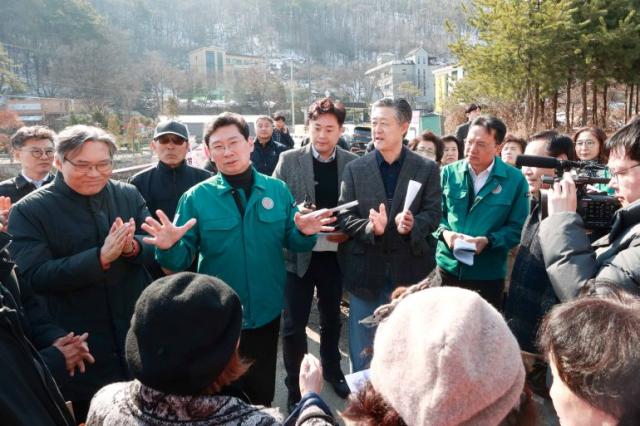 NSP통신-19일 이상일 용인특례시장이 고기동 주민들의 민원을 청취하고 있다. (사진 = 용인특례시)