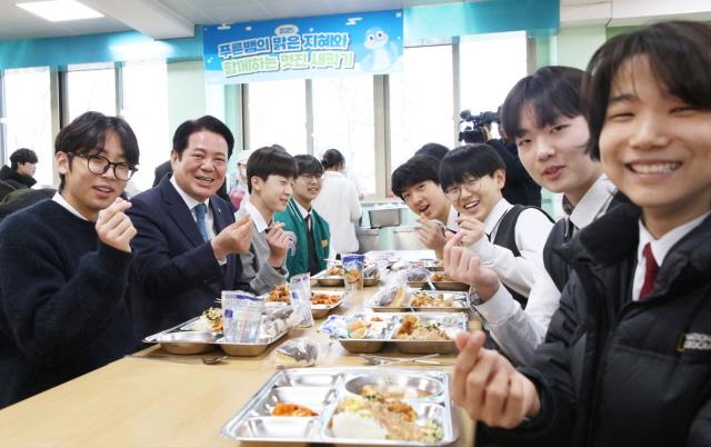 NSP통신-19일 최대호 안양시장이 성문중고교 급식실을 둘러본 후 학생들과 식사를 하고 있다. (사진 = 안양시)
