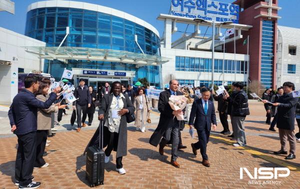 NSP통신-여수엑스포역에 도착한 주한 외국공관장 환영 행사에서 김종기 사무총장이 안내하고 있다. (사진 = 조직위원회)