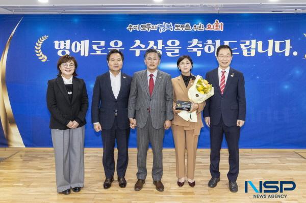 NSP통신-이선희 경상북도의회 기획경제위원장(청도, 국민의힘)이 경북도내 로컬크리에이터의 체계적인 육성 및 지원 근거 마련을 위해 대표발의한 경상북도 로컬크리에이터 육성 및 지원 조례로 제21회 한국지방자치학회 우수조례 광역의회 개인부문 우수상에 선정돼 지난 20일 경상북도의회에서 전수식을 가졌다. (사진 = 경상북도의회)