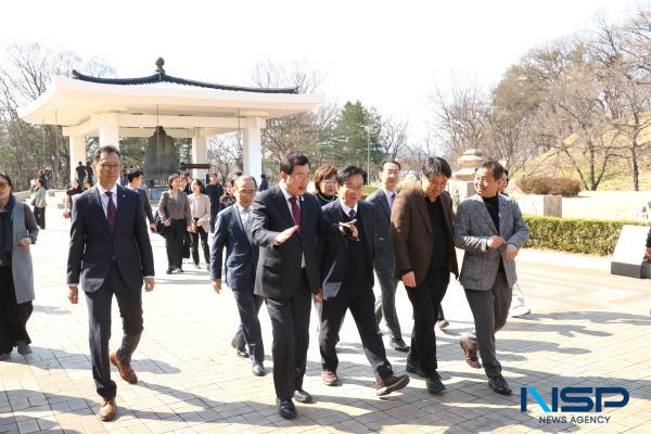 NSP통신-국회 외교통일위원회 소속 여야 의원들이 21일 경주를 방문해 2025 APEC 정상회의 준비 상황을 점검하고 주요 시설을 둘러봤다. (사진 = 경주시)