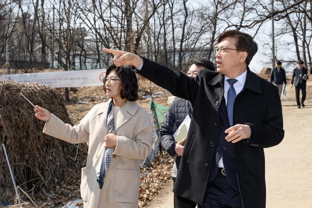 NSP통신-20일 현근택 수원시 제2부시장(오른쪽)이 경기생태마당 조성사업 현장을 점검하는 모습. (사진 = 수원시)