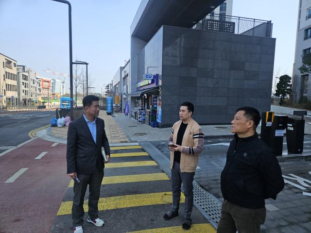 NSP통신-21일 성길용 경기 오산시의회 부의장(왼쪽)이 교통관련 민원을 점검하는 모습. (사진 = 오산시의회)