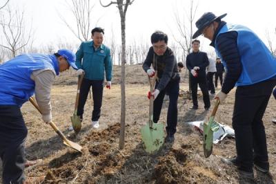 [NSP PHOTO]진교훈 강서구청장, 세계 숲의 날 나무 돌봄 행사 참여