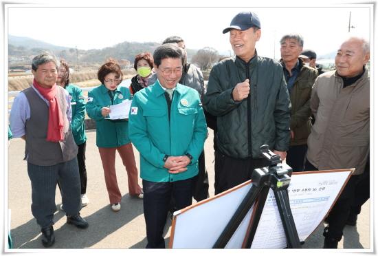 NSP통신-옥룡 상평마을 맨발 산책길 조성 건의 현장 (사진 = 광양시청)