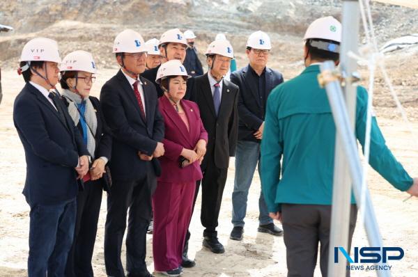 NSP통신-대구시의회 건설교통위원회는 제315회 임시회 기간 중인 24일 대구대공원 민간공원조성 특례사업 현장을 찾아 사업 진행 현황을 점검하며 차질 없는 공사 진행으로 시민들의 기대에 부응하는 최고의 공원이 조성될 수 있도록 노력해 줄 것을 주문했다. (사진 = 대구시의회)
