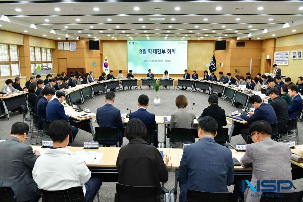NSP통신-경산시는 지난 21일 시청 대회의실에서 열린 확대간부회의 중 시민이 실질적으로 체감할 수 있는 행정서비스 제공을 위한 생활밀착서비스 발굴보고회를 개최했다. (사진 = 경산시)