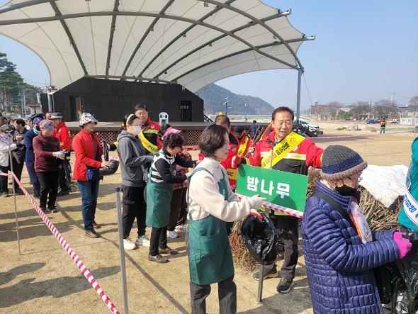 NSP통신-봉화군은 지난 21일 봉화체육공원 야외무대 앞에서 군민들을 대상으로 나무나누어주기 행사를 성황리에 개최했다. (사진 = 봉화군)