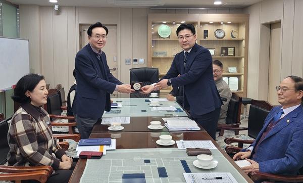 NSP통신-윤병태 나주시장(사진 왼쪽)이 지난 24일 시청 소회의실에서 국방부 6·25전쟁 무공훈장 찾아주기 조사단과 만나 인사를 나누고 있다. (사진 = 나주시)