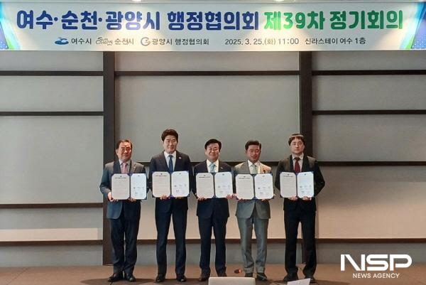 NSP통신-여수·순천·광양 행정협의회가 여수공항 시설개선 및 활성화 대책 마련 공동건의문에 서명하고 기념 촬영을 하고 있다. (왼쪽부터 하정인 여수공항장, 노관규 순천시장, 정기명 여수시장, 정인화 광양시장, 김진욱 아시아나항공 여수공항서비스지점장) (사진 = 여수시)