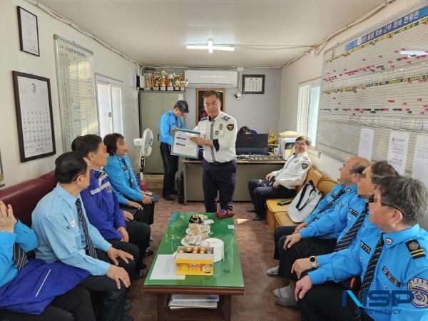 NSP통신-포항북부경찰서는 25일 흥해읍 마을회관 4곳과 모범운전자회 사무실을 방문해 교통안전 활동을 펼쳤다. (사진 = 포항북부경찰서)