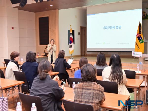 NSP통신-한국여성농업인 청송군연합회가 지난 21일 청송문화예술회관 소공연장에서 2025년 리더십 교육을 실시했다. (사진 = 청송군)