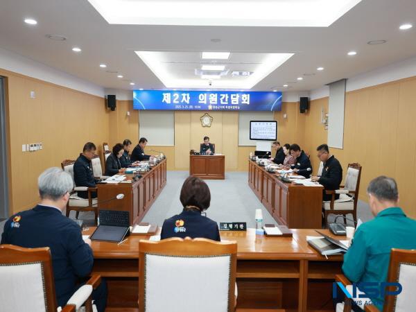 NSP통신-청송군의회는 25일 특별위원회실에서 의원간담회를 갖고 군정 주요 사업과 현안 등 모두 5건의 안건에 대해 논의했다. (사진 = 청송군의회)