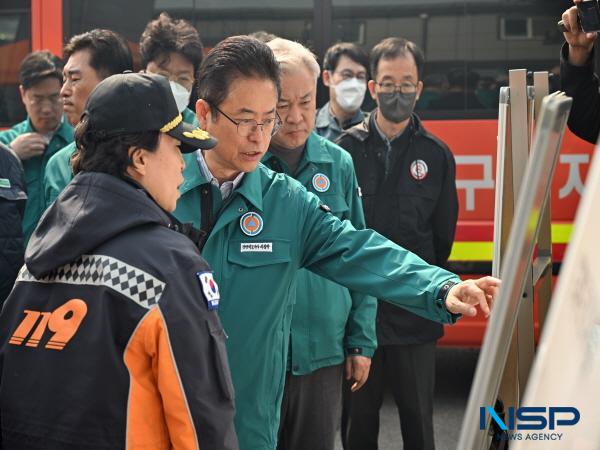 NSP통신-이철우 경상북도지사는 25일 오전 안동시 길안면사무소에 마련된 산불 현장지휘소를 방문해 대응 상황을 점검했다. (사진 = 경상북도)