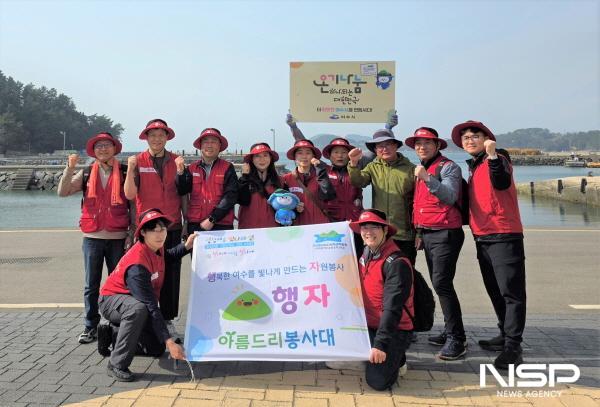 NSP통신-LG화학 여수공장 봉사단이 여수세계섬박람회 성공 개최를 기원하며 섬마을 맞춤형 후원 활동 섬섬 동행 여수의 활동을 진행했다. (사진 = LG화학)
