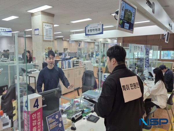 NSP통신-영천시는 지난 25일 영천경찰서와 합동으로 민원실 폭언·폭행 등 위법행위에 신속히 대처하기 위한 비상 대응 모의훈련을 실시했다. (사진 = 영천시)