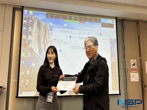 NSP통신-학부생 김효리 학생(왼쪽), ISIITA 2025 우수 논문상 수상 사진 (사진 = 대구대학교)
