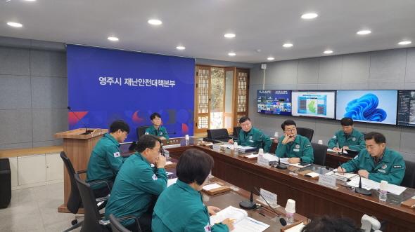 NSP통신-영주시가 인근 지역에서 발생한 산불이 확산되고 강풍주의보까지 발효되자 지난 25일 오후 6시부터 재난안전대책본부를 가동하고 비상 대응에 나섰다. (사진 = 영주시)