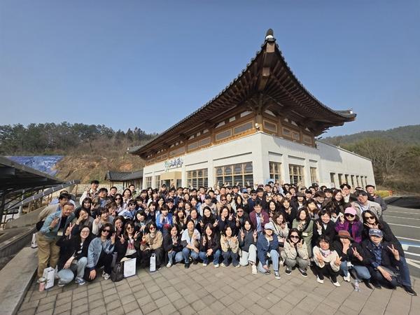 NSP통신-경기도 6급 공무원 133명이 다산청렴연수원 교육관 앞에서 단체사진을 찍고 있다. (사진 = 강진군)